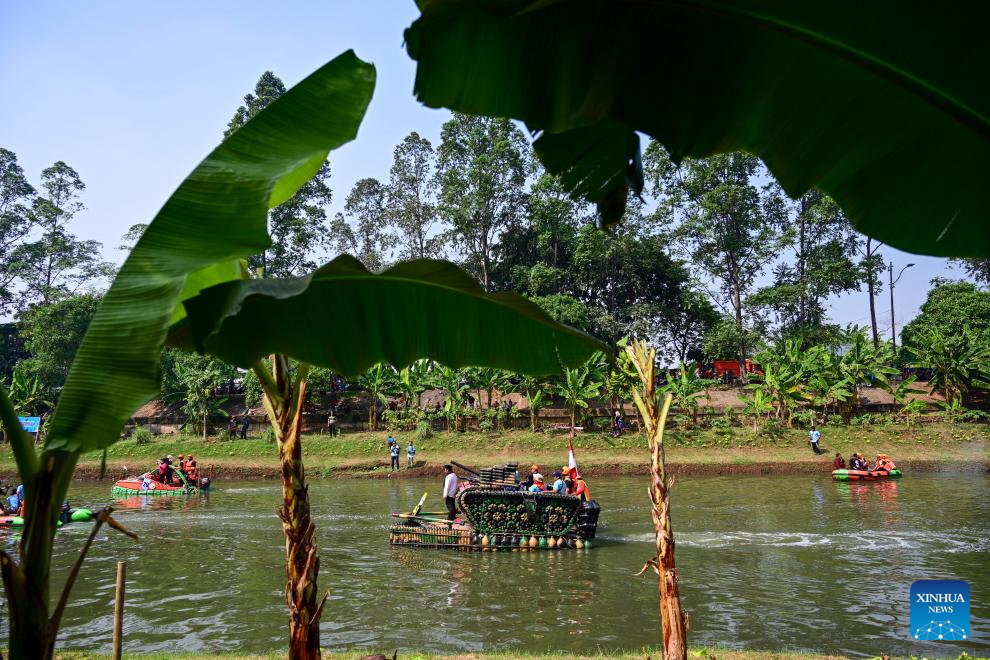 Perahu berbahan botol plastik berlayar di Sungai Kanal Panjir Timur di Indonesia-Xinhua