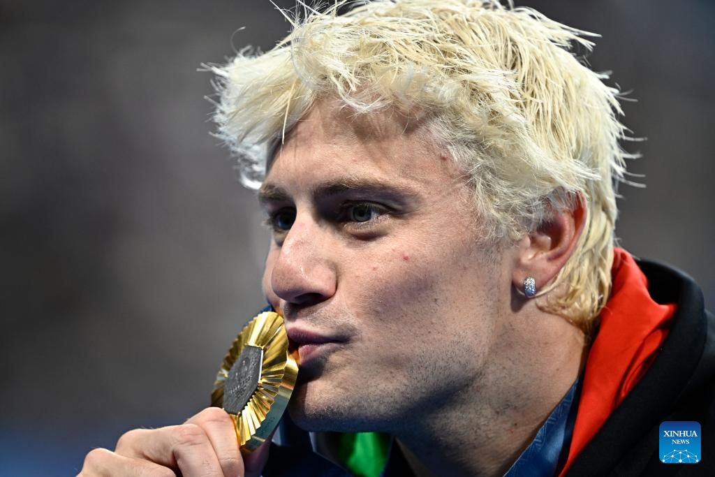 Martinenghi vince l'oro nei 100 metri rana maschili alle Olimpiadi di Parigi