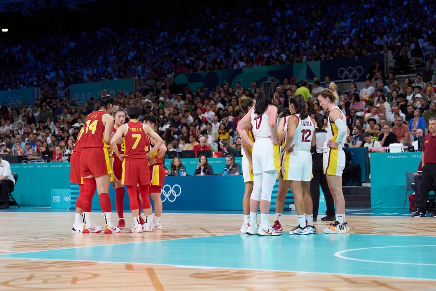 España venció a China en el primer partido olímpico de baloncesto femenino en Xinhua