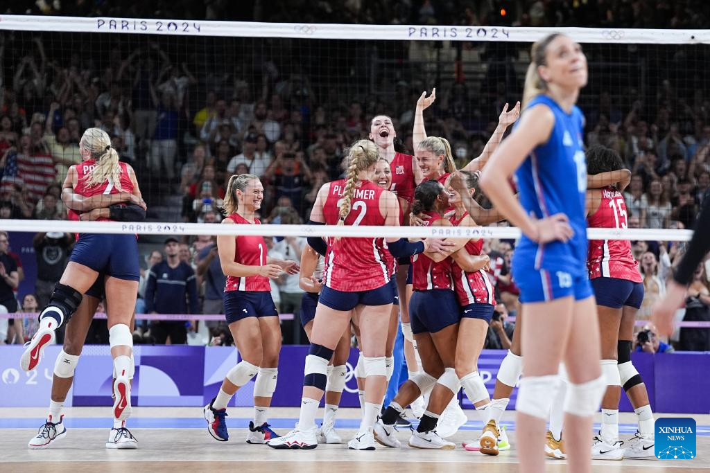 Olympics Volleyball U.S. women narrowly beat Serbia, Poland's men