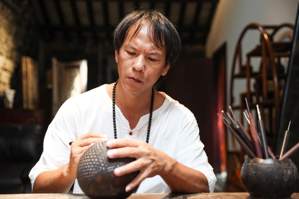 Coconut shell carving heritage dedicated to innovating and promoting art in south China’s Hainan – Xinhua