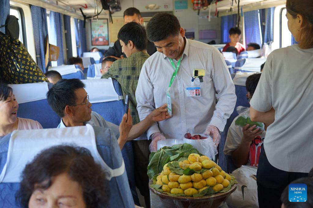 Fresh Delights, Impressive Scenery on Southern Xinjiang's Slow Green Train