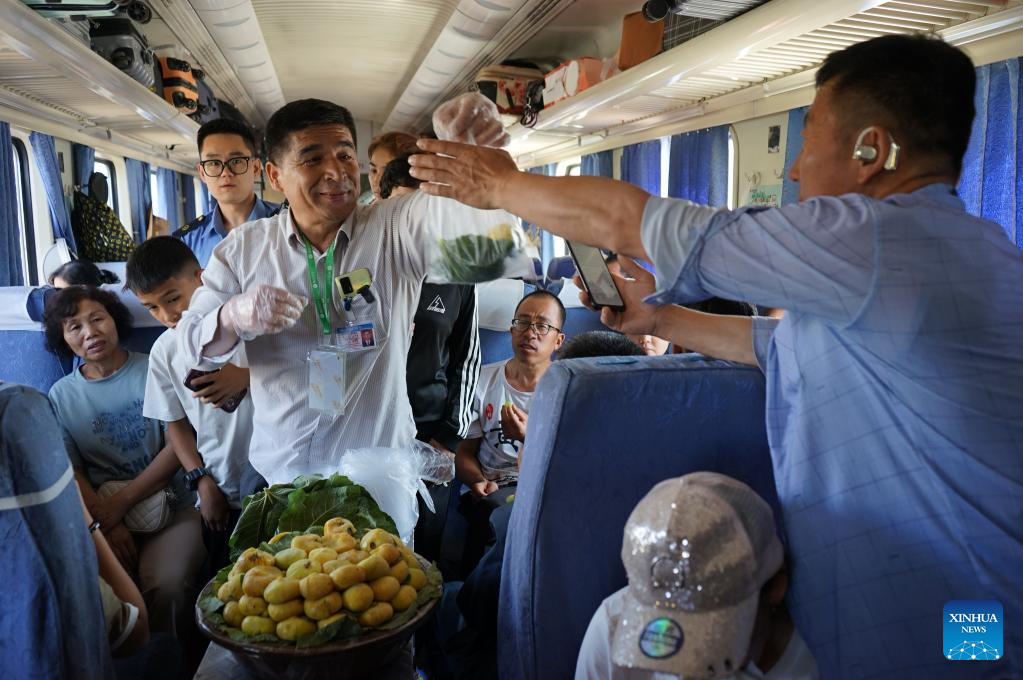 Fresh Delights, Impressive Scenery on Southern Xinjiang's Slow Green Train