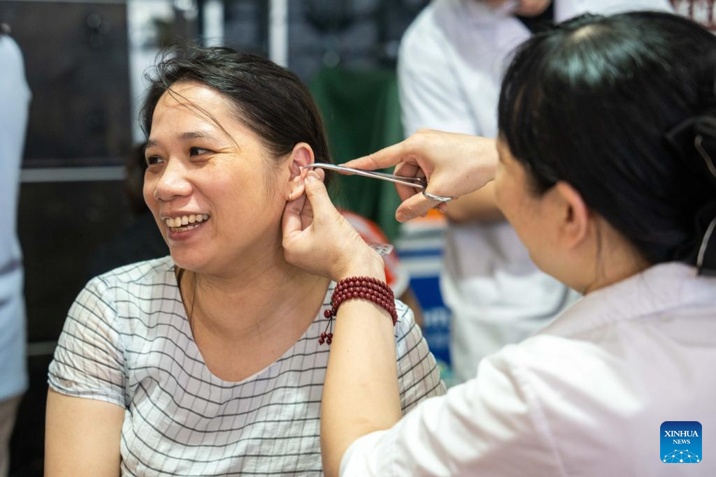 Night Clinic Provides Free TCM Treatment to Residents in Changning, C China