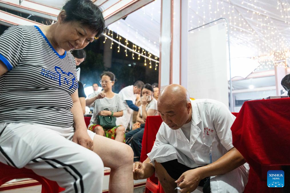 Night Clinic Provides Free TCM Treatment to Residents in Changning, C China