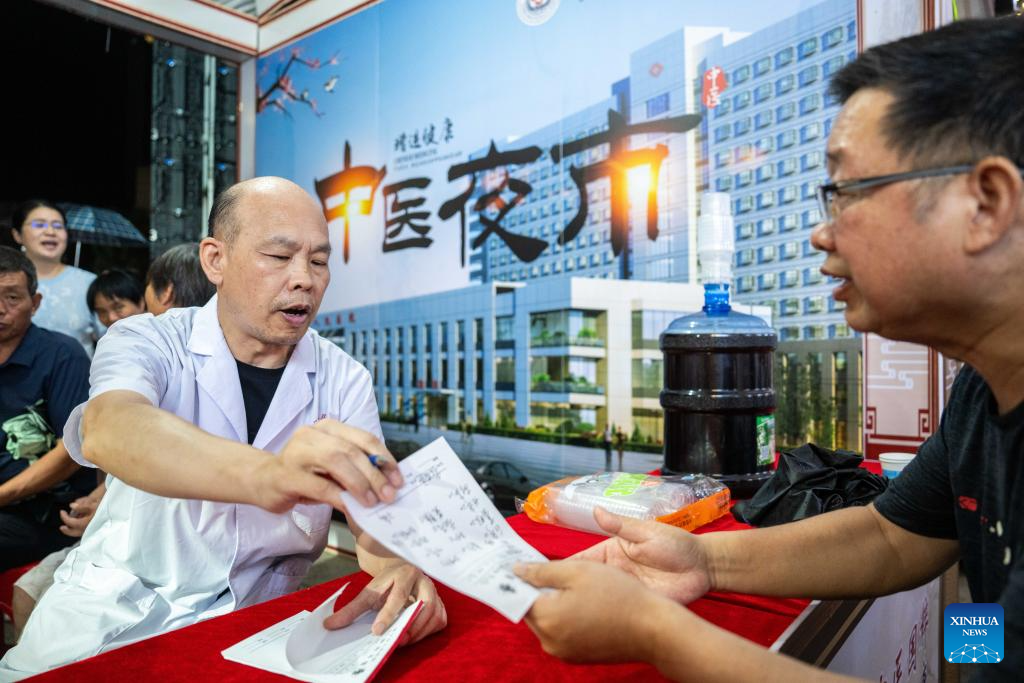 Night Clinic Provides Free TCM Treatment to Residents in Changning, C China