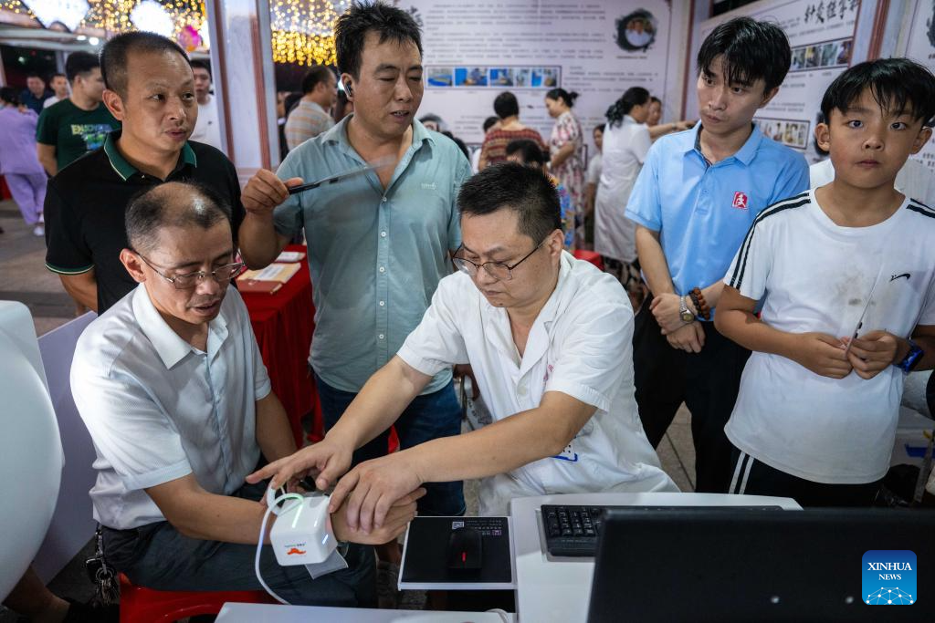 Night Clinic Provides Free TCM Treatment to Residents in Changning, C China