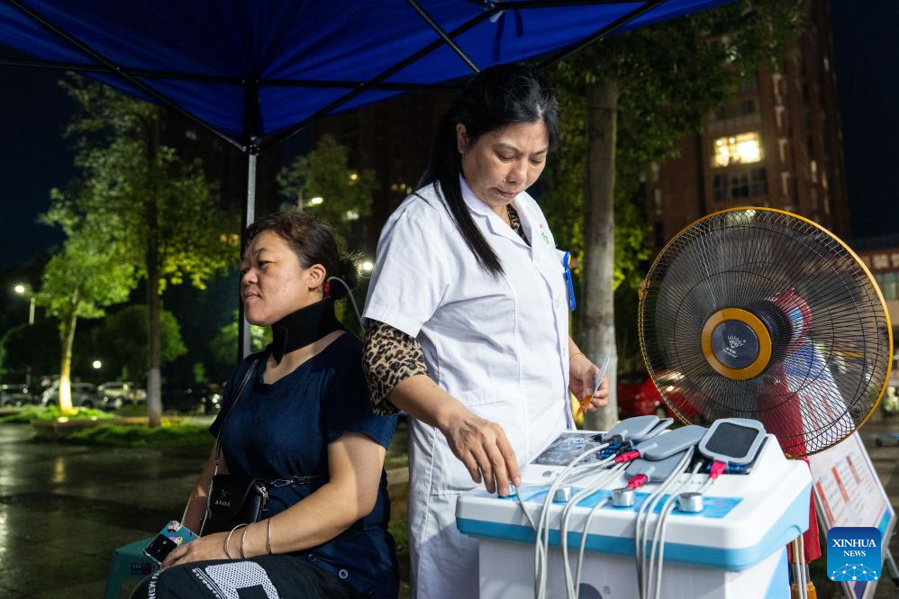 Night Clinic Provides Free TCM Treatment to Residents in Changning, C China