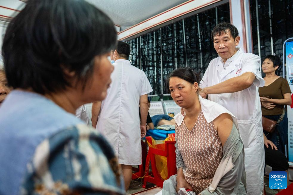 Night Clinic Provides Free TCM Treatment to Residents in Changning, C China