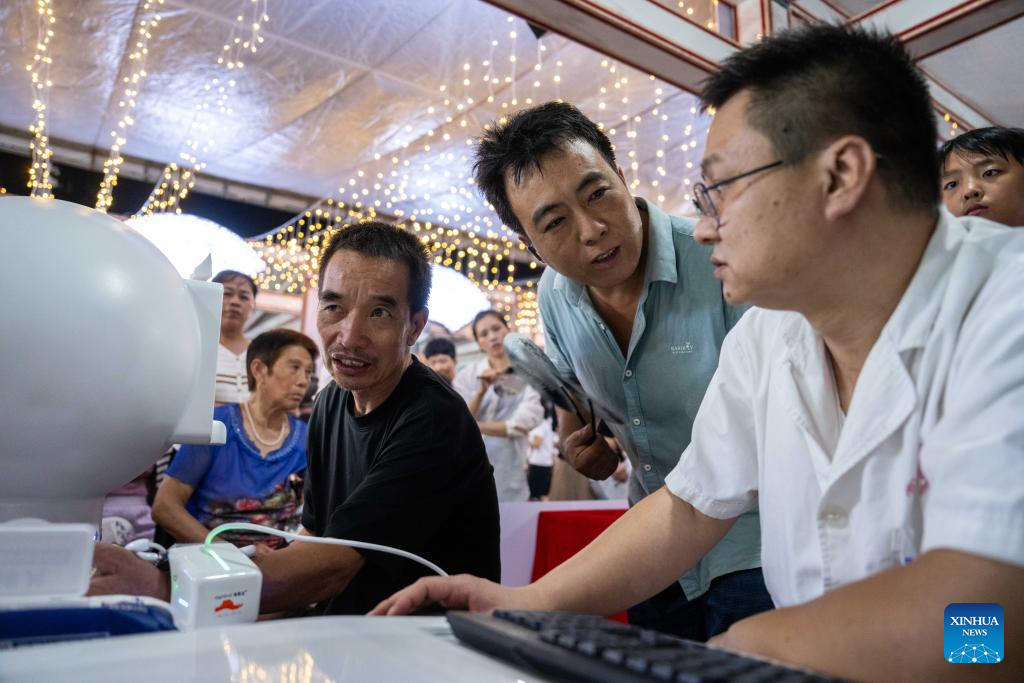 Night Clinic Provides Free TCM Treatment to Residents in Changning, C China