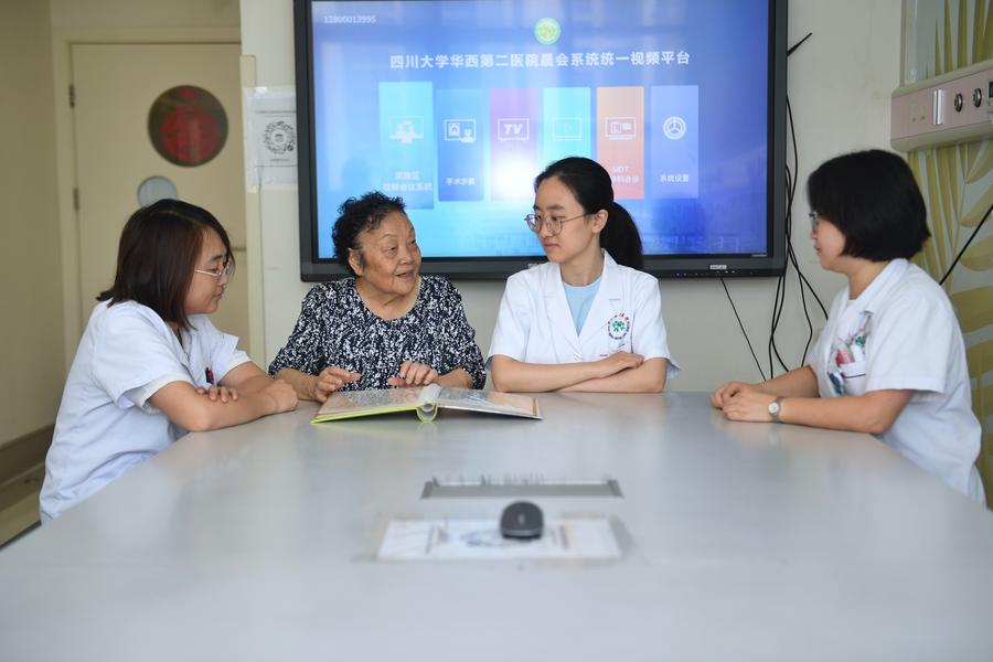 Mother & Daughter Devote Efforts to Gynecology for Decades in SW China