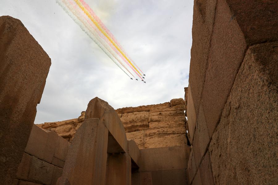 Equipo acrobático de la Fuerza Aérea China sobrevuela las icónicas pirámides de Giza