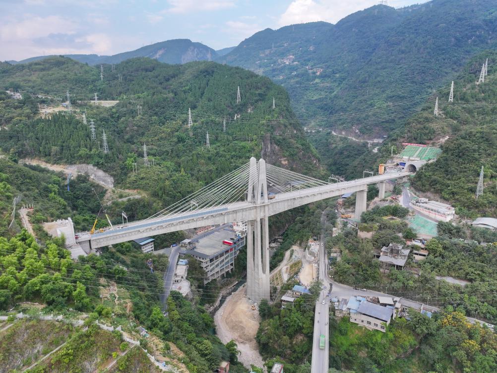 Zhongling Tunnel of Chongqing-Xiamen high-speed railway drilled through ...