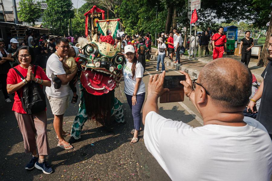 Warga menikmati perayaan budaya Gotong Toapekong di Indonesia-Xinhua