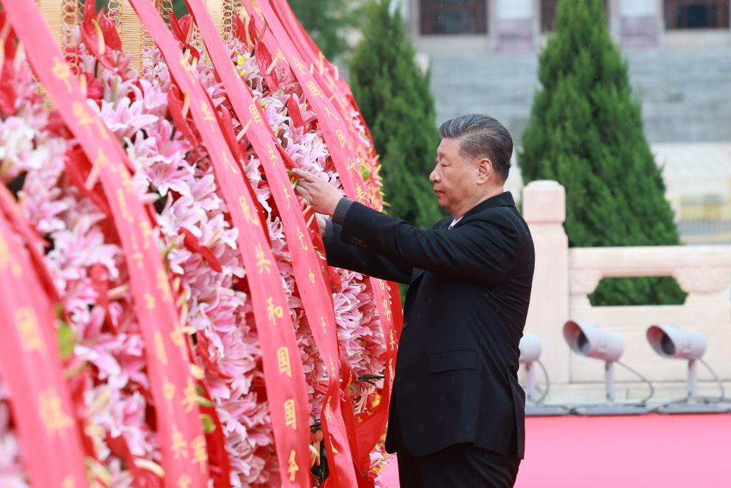 Xi pays tribute to fallen heroes on Martyrs' Day_Xinhua