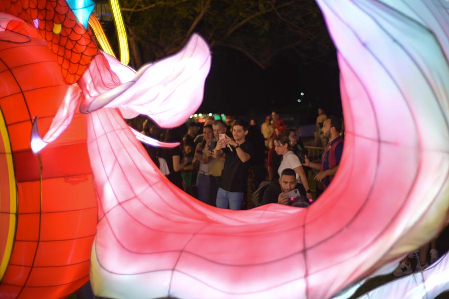 People taking ⁢photos at⁣ a Chinese lantern show in Panama⁤ City