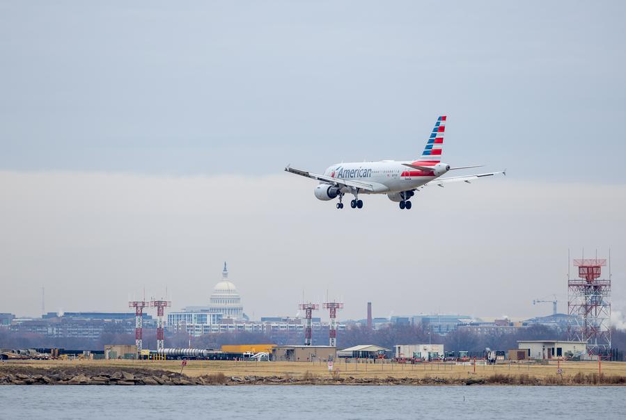 An ⁣American ⁣Airlines aircraft making⁢ its final approach to Ronald Reagan Washington National Airport