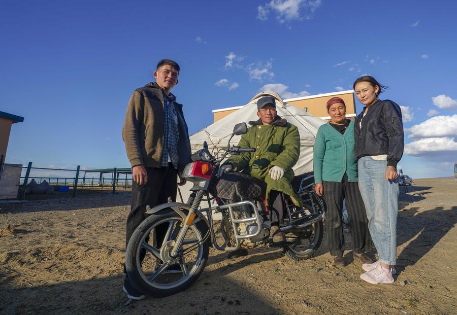 Xinjiang camel herders embrace technologies