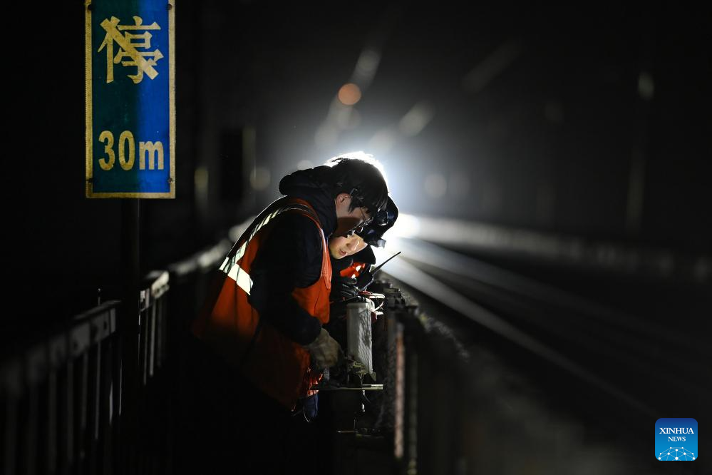 Railway staff work hard to ensure safety of passengers during Spring Festival travel rush in Shanxi-Xinhua