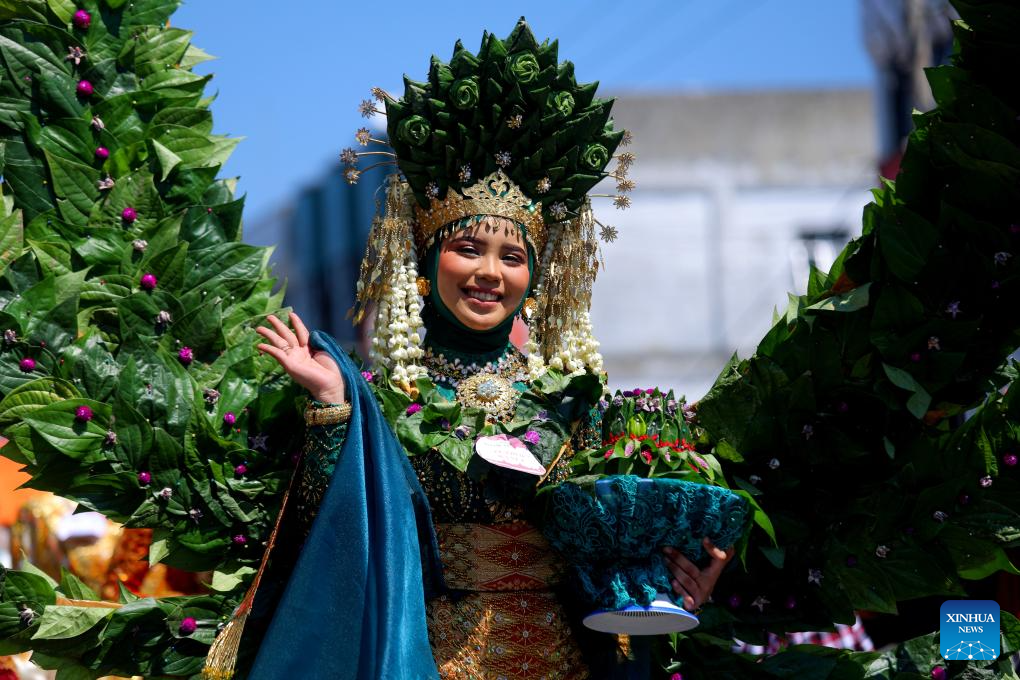 student in cultural parade in ‍Lhokseumawe.
