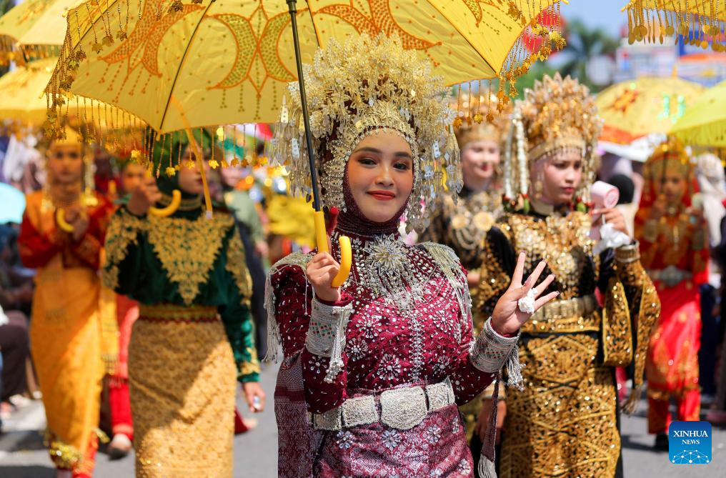 Students in ⁢cultural parade in Lhokseumawe.