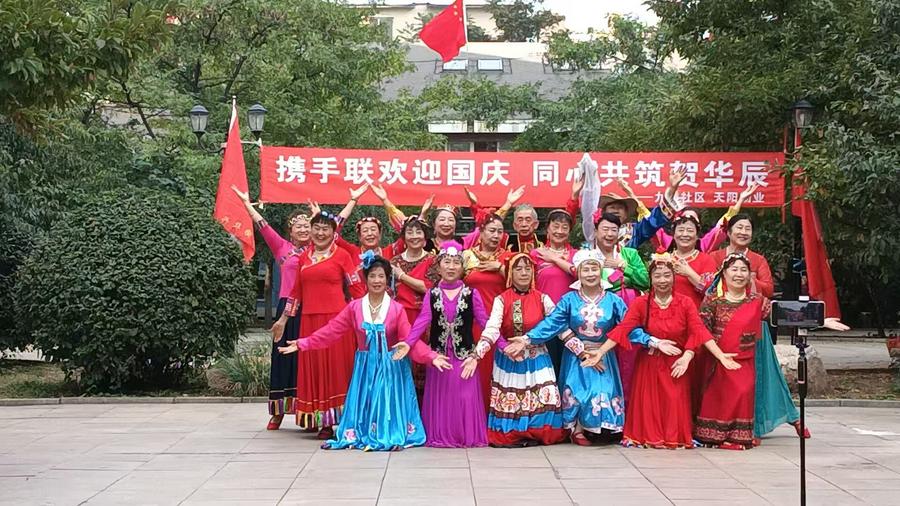 China’s elderly seek health and happiness through square dancing-Xinhua