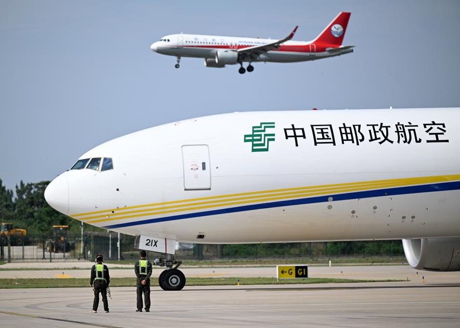 China aviation: October int'l passenger, cargo volumes surge 20 pct-Xinhua