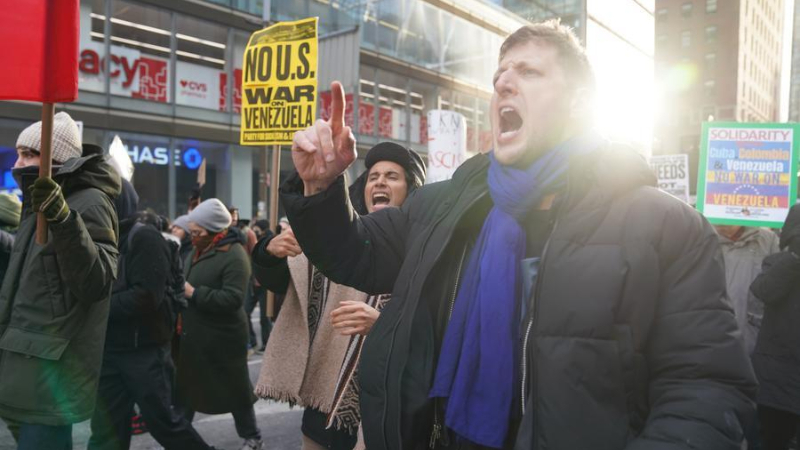 US Special Forces Raid Caracas, Seize Maduro in Early Morning Assault Marked by Explosions