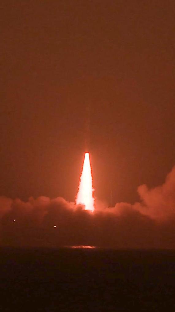 (FlyOverChina)China's commercial rocket launches new satellites from sea