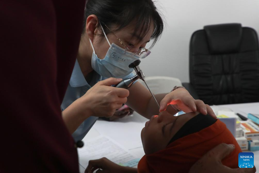 Función: Los equipos médicos chinos llevan curación y esperanza a más de 1,000 pacientes en Dar es