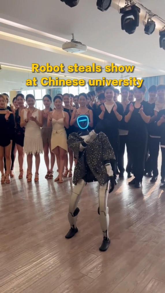 Robot steals show at Chinese university