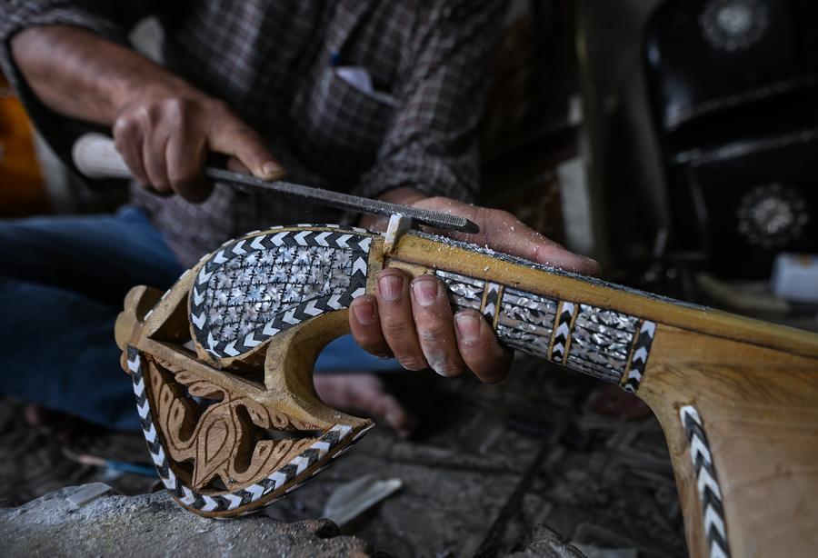 Asia Album: Crafting traditional musical instruments in Indian ...