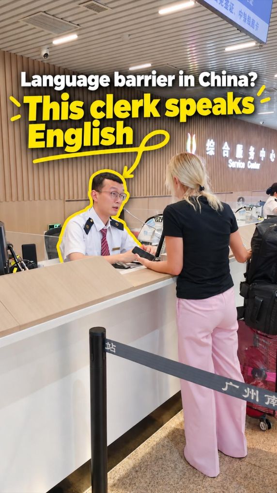 Ticket clerk makes travel smoother with fluent English in China