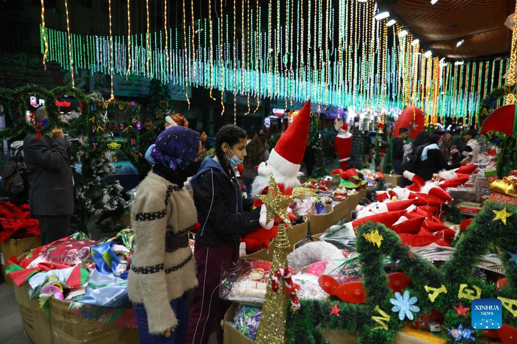 People shop for Christmas decorations in Cairo-Xinhua