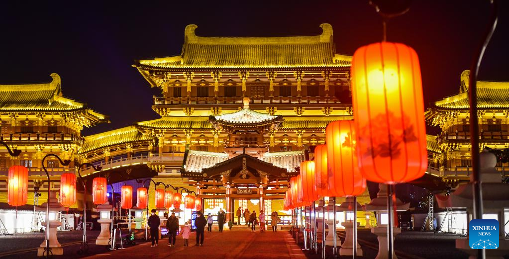 People enjoy Spring Festival atmosphere across China-Xinhua
