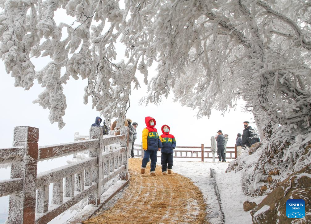 People enjoy rime scenery at Yuntaishan Mountain in Jiangsu, E China-Xinhua