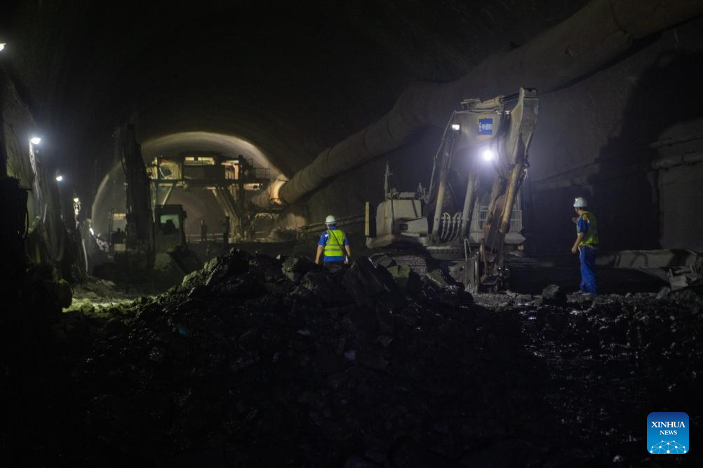 Zhongling Tunnel of Chongqing-Xiamen high-speed railway drilled through ...