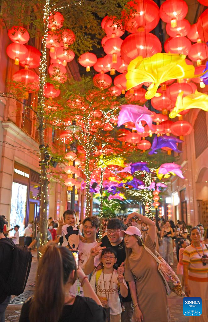 Feature Lanterns, fire dragon light up Hong Kong's MidAutumn nightXinhua