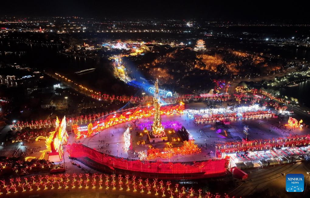 2025 Tangshan Nanhu Spring Festival lantern fair opens-Xinhua