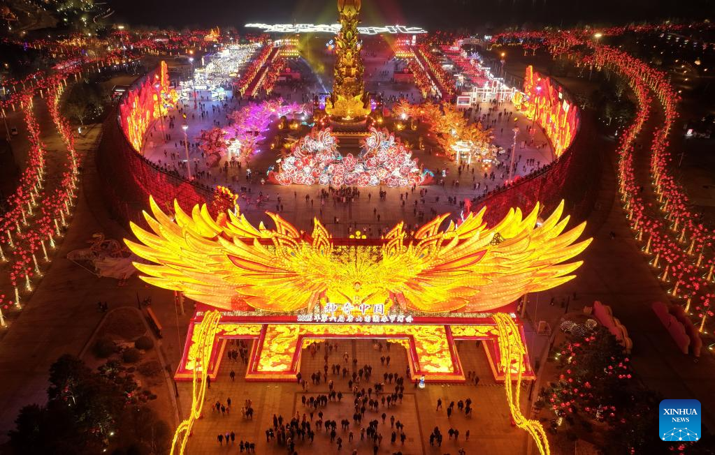 2025 Tangshan Nanhu Spring Festival lantern fair opens-Xinhua