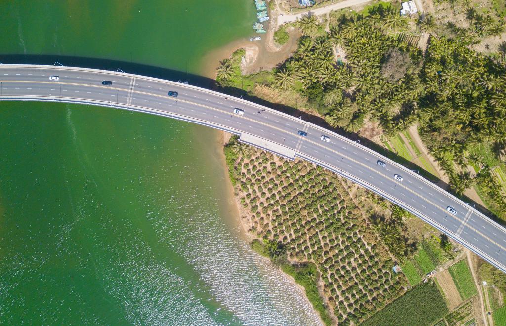 Scenic loop highways promote tourism in south China's Hainan-Xinhua