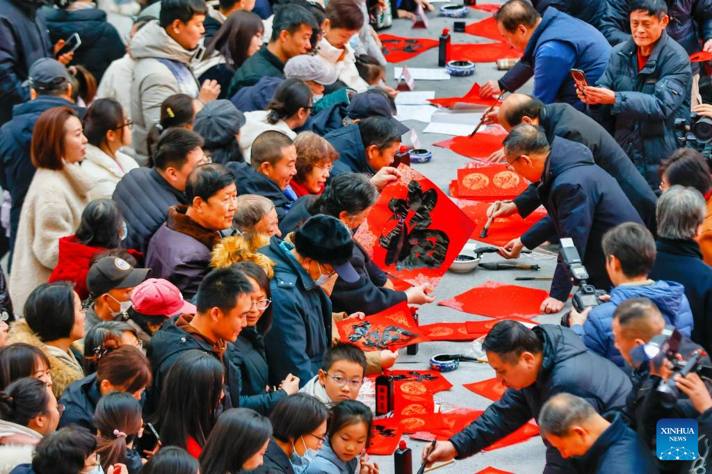 People across China make preparations for upcoming Spring Festival-Xinhua