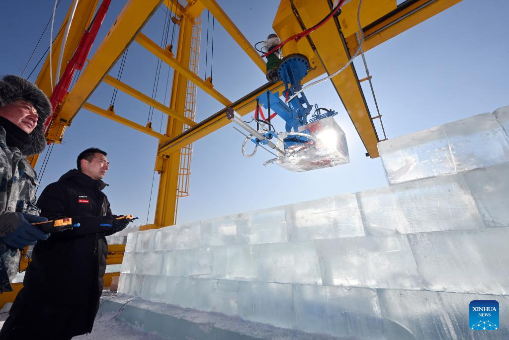 Automated ice block stacking robot enters testing phase at 27th Harbin ...