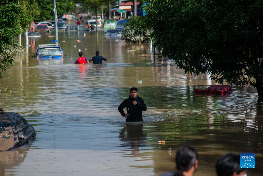 Malaysia flood evacuees rise to 64,000, 8 deaths reportedXinhua