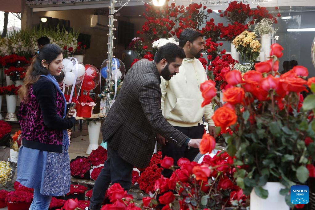 Feature Red roses, dinner for two as Pakistanis celebrate Valentine's