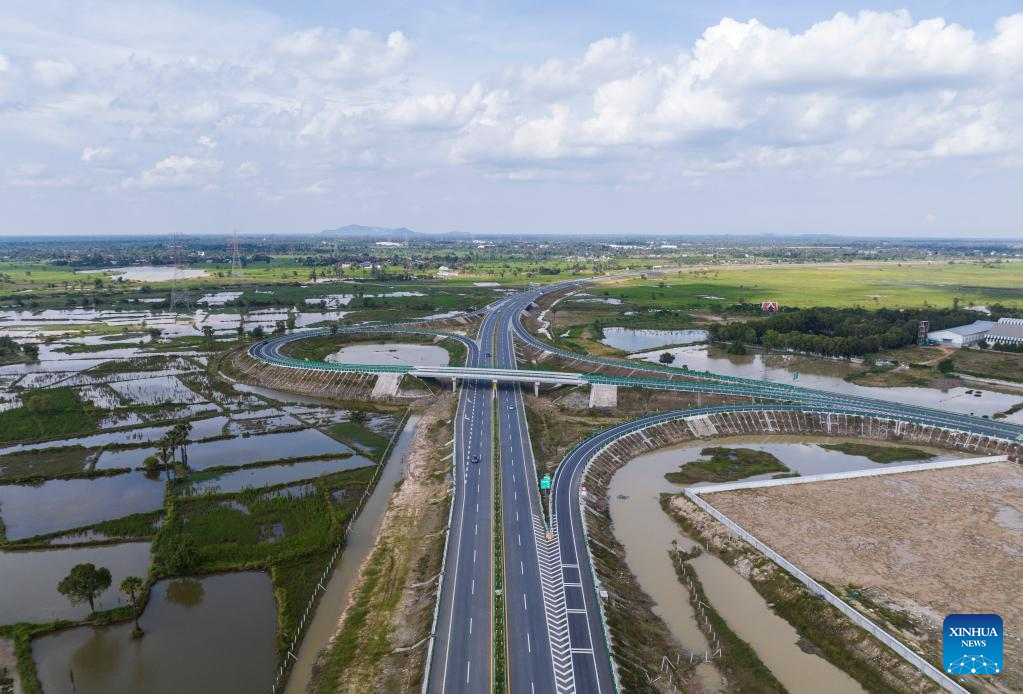 Feature: 1st Chinese-invested expressway injects new vitality into  Cambodia's economic growth-Xinhua