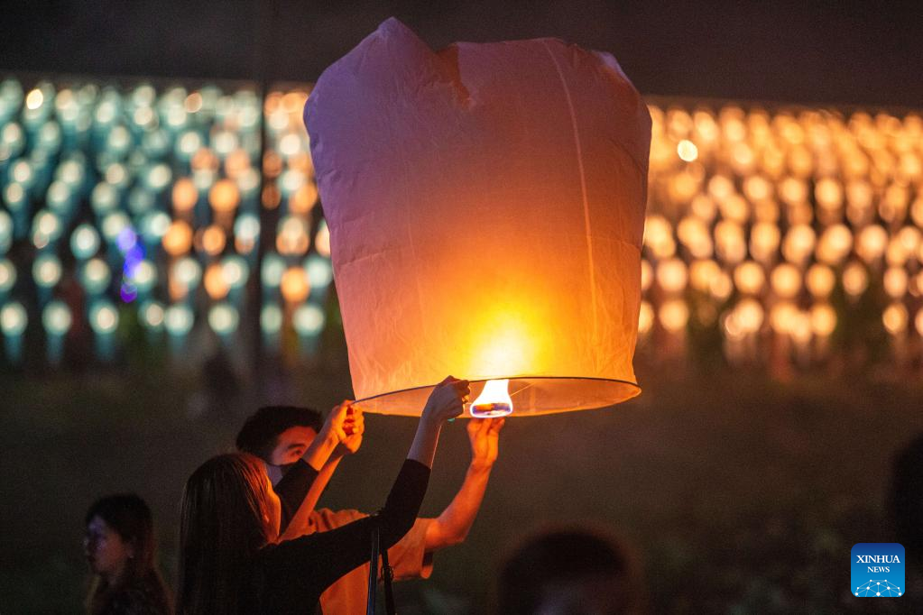 People release sky lantern to make wish for good fortune in Chiang Mai