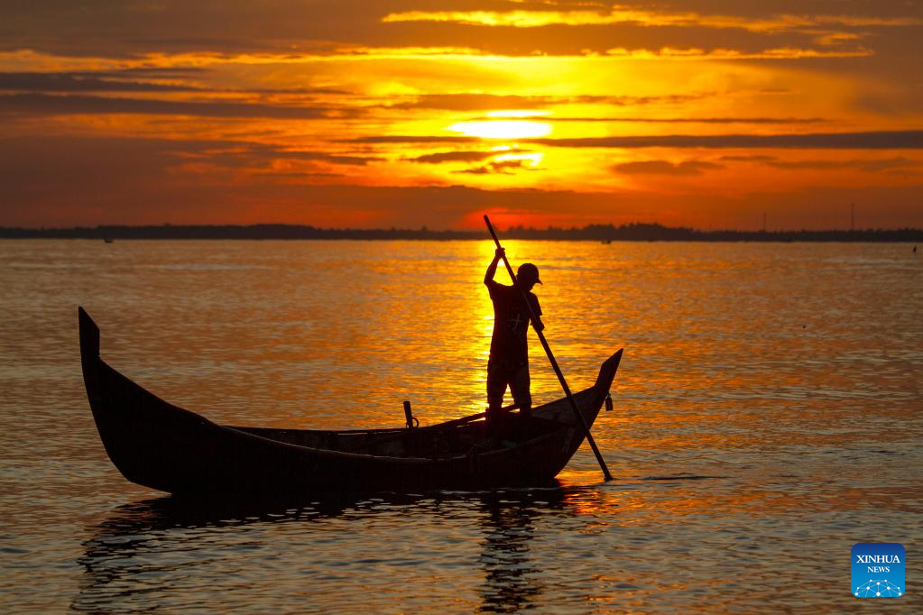 Fishermen catch fish at sunrise at Pusong Baru beach in Indonesia-Xinhua