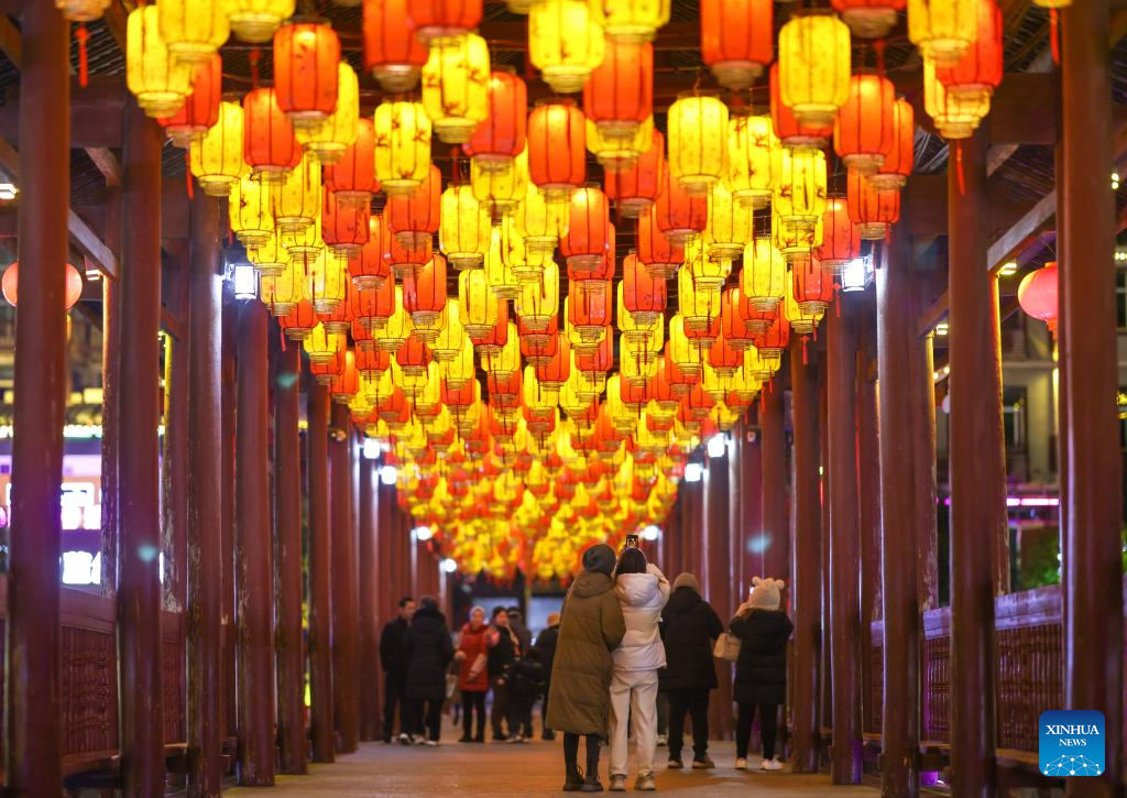 People enjoy Spring Festival atmosphere across China-Xinhua