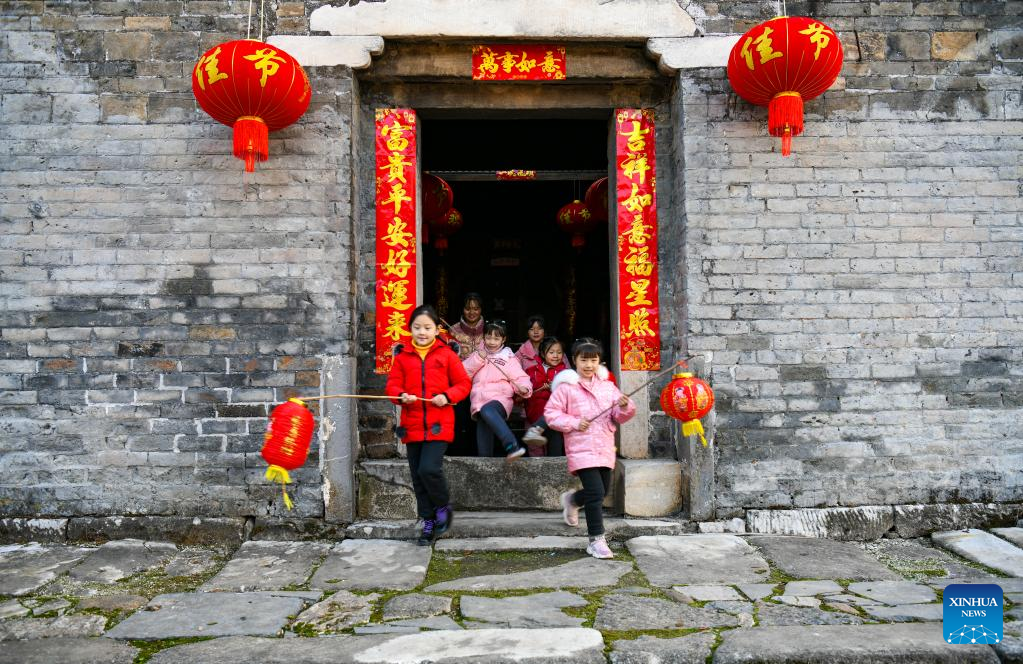 People enjoy Spring Festival atmosphere across China-Xinhua